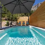 Olive Garden-pool, Privacy & Parking 마카르스카