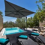 Olive Garden-pool, Privacy & Parking