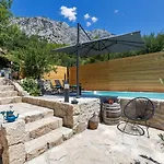Olive Garden-pool, Privacy & Parking 펜션