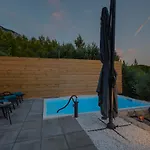 Olive Garden-pool, Privacy & Parking 펜션 마카르스카