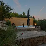 Olive Garden-pool, Privacy & Parking 마카르스카