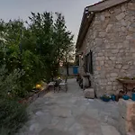 Olive Garden-pool, Privacy & Parking 펜션