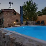 Olive Garden-pool, Privacy & Parking 펜션 *