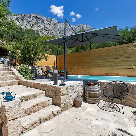 Olive Garden-pool, Privacy & Parking Semesterbostad