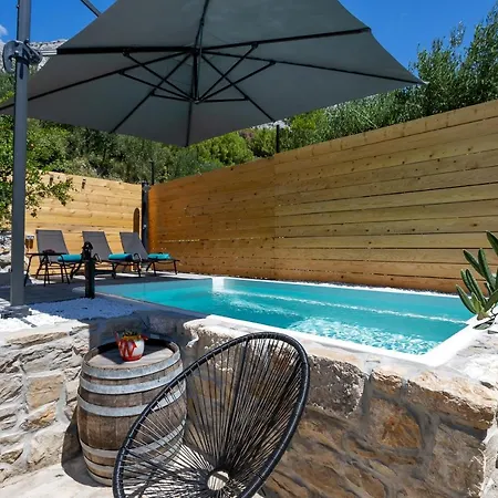Olive Garden-pool, Privacy & Parking Semesterbostad *