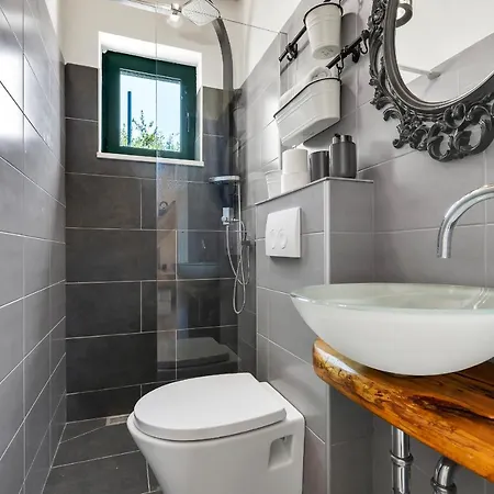 Semesterbostad Olive Garden-pool, Privacy & Parking