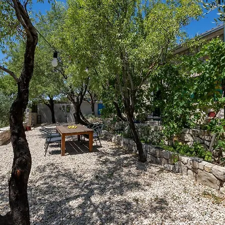 Semesterbostad Olive Garden-pool, Privacy & Parking