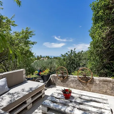 Semesterbostad Olive Garden-pool, Privacy & Parking