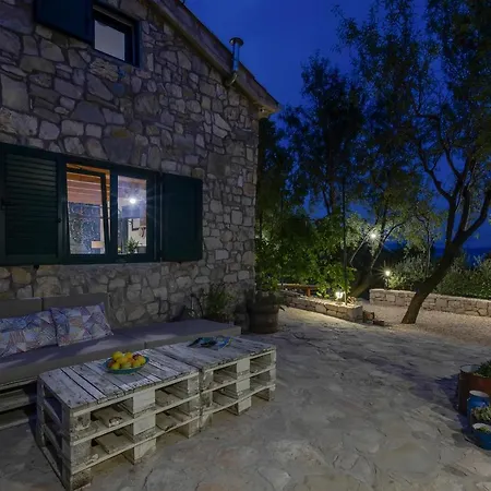 Olive Garden-pool, Privacy & Parking * Makarska