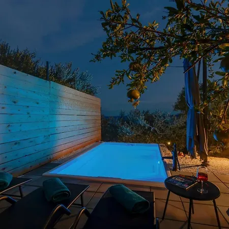 Olive Garden-pool, Privacy & Parking Semesterbostad