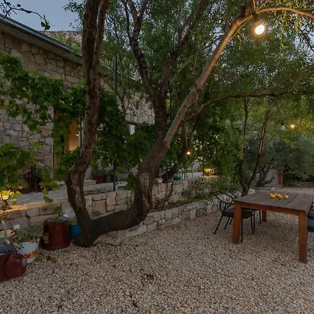 Semesterbostad Olive Garden-pool, Privacy & Parking