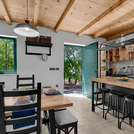 Semesterbostad Olive Garden-pool, Privacy & Parking