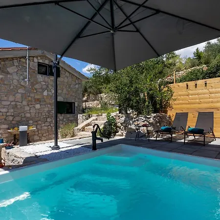 Semesterbostad Olive Garden-pool, Privacy & Parking *