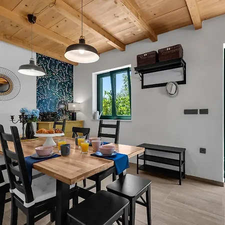 Semesterbostad Olive Garden-pool, Privacy & Parking *