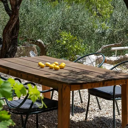 Semesterbostad Olive Garden-pool, Privacy & Parking