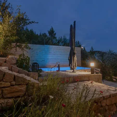 Semesterbostad Olive Garden-pool, Privacy & Parking Makarska