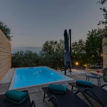 Semesterbostad Olive Garden-pool, Privacy & Parking *