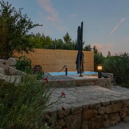 Olive Garden-pool, Privacy & Parking Makarska