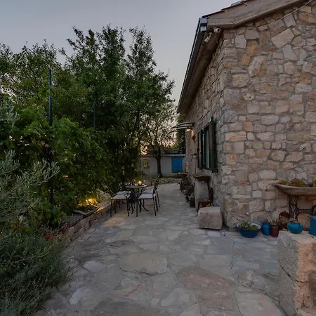 Olive Garden-pool, Privacy & Parking Semesterbostad