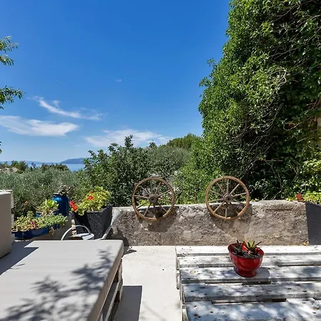 Semesterbostad Olive Garden-pool, Privacy & Parking