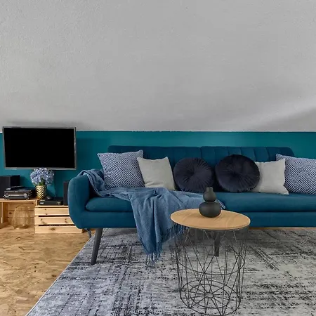 Semesterbostad Olive Garden-pool, Privacy & Parking *