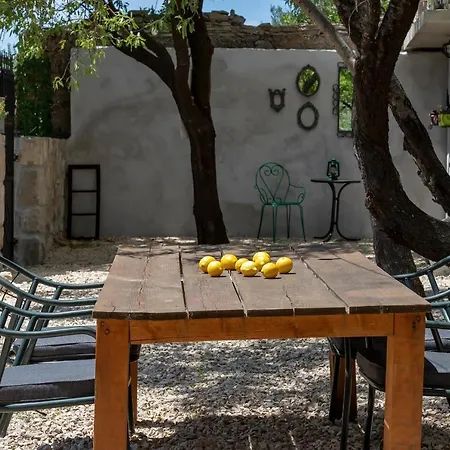 Semesterbostad Olive Garden-pool, Privacy & Parking