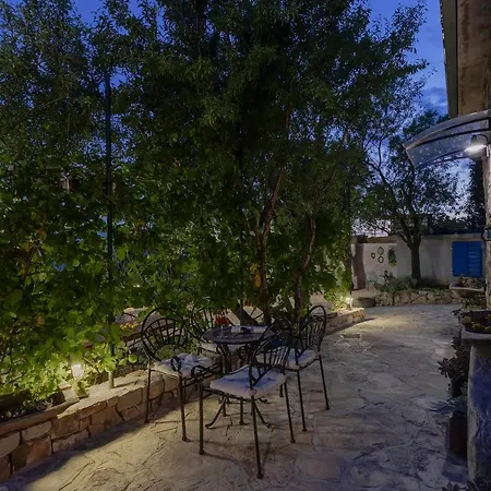 Olive Garden-pool, Privacy & Parking Semesterbostad