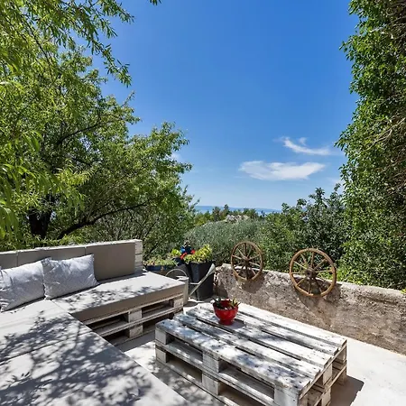 Semesterbostad Olive Garden-pool, Privacy & Parking Makarska