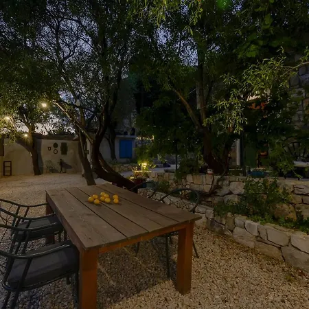 Olive Garden-pool, Privacy & Parking Semesterbostad