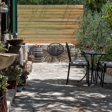 Semesterbostad Olive Garden-pool, Privacy & Parking