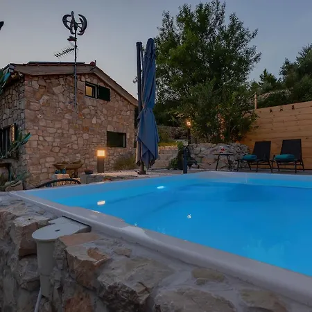 Olive Garden-pool, Privacy & Parking Semesterbostad *