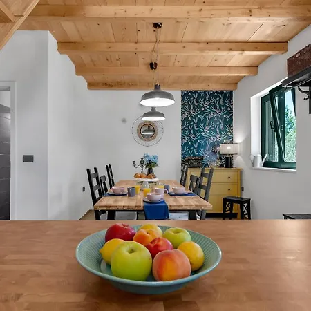 Semesterbostad Olive Garden-pool, Privacy & Parking