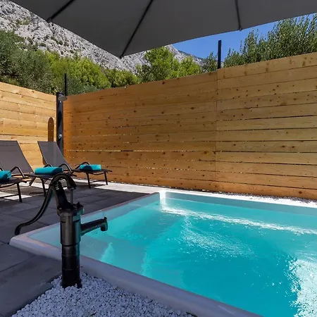 Semesterbostad Olive Garden-pool, Privacy & Parking