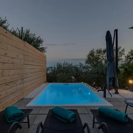 Semesterbostad Olive Garden-pool, Privacy & Parking