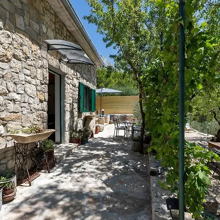 Semesterbostad Olive Garden-pool, Privacy & Parking