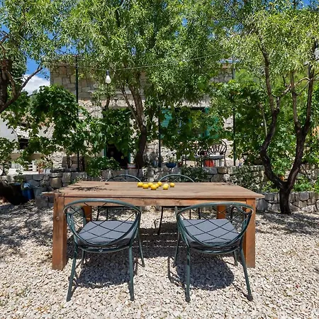 Semesterbostad Olive Garden-pool, Privacy & Parking *