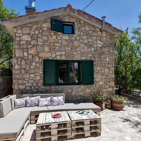 Semesterbostad Olive Garden-pool, Privacy & Parking Makarska